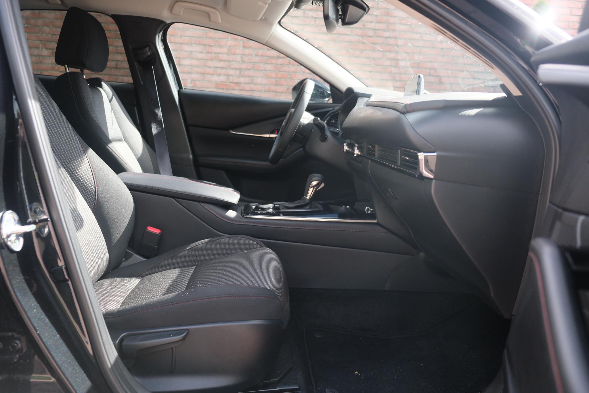 Mazda CX-30 2.5 e-SkyActiv-G M Hybrid 140pk Aut. Homura | Navi | App Connect | Climate | Adaptive Cruise | Head-Up Display | Camera | Keyless | Elektrische Achterklep afbeelding 3