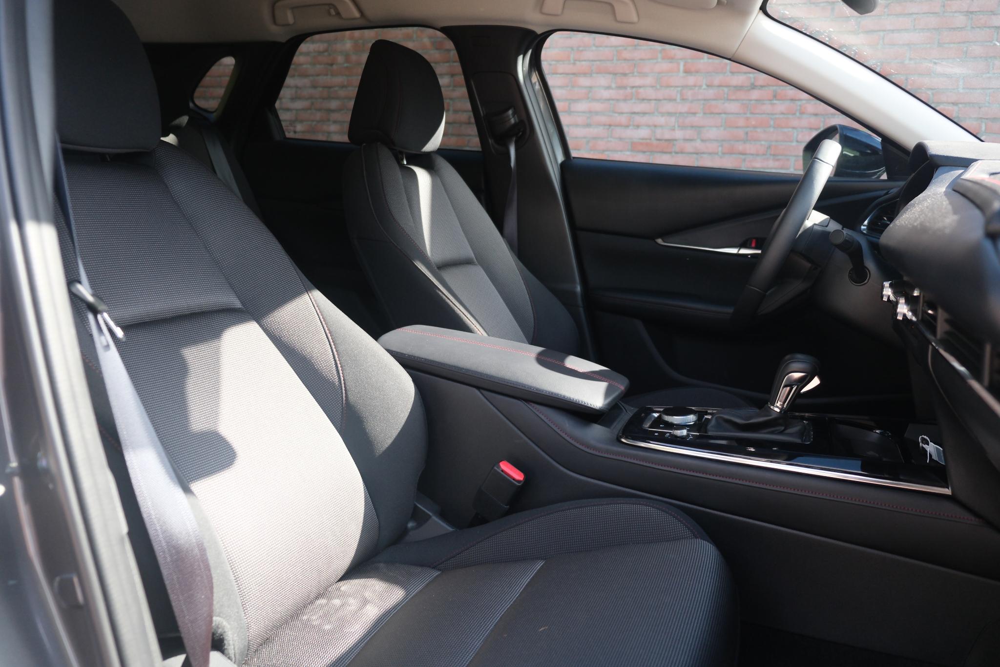 Mazda CX-30 2.5 e-SkyActiv-G M Hybrid 140pk Aut. Homura | Navi | App Connect | Climate | Adaptive Cruise | Head-Up Display | Camera | Keyless | Elektrische Achterklep afbeelding 4