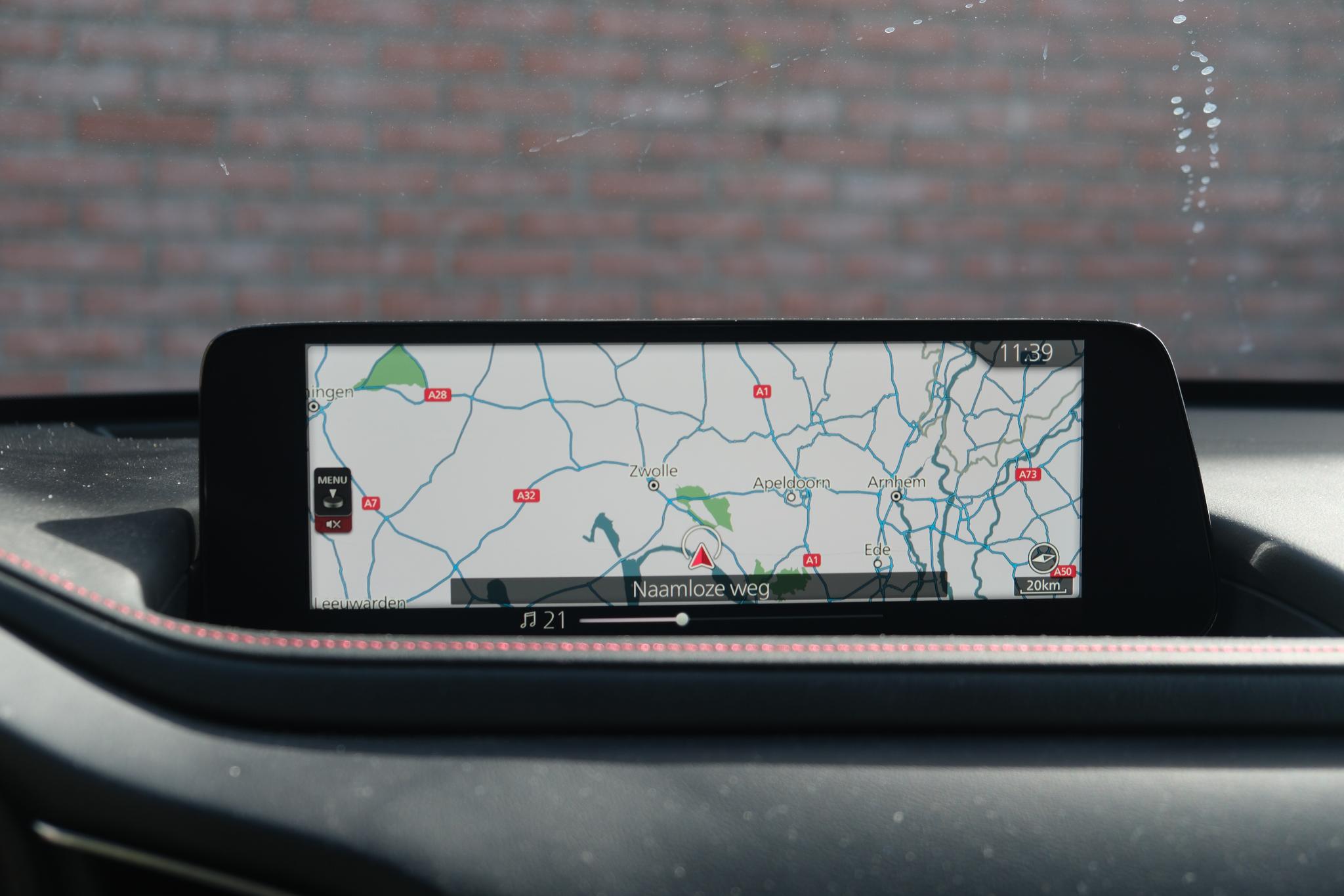 Mazda CX-30 2.5 e-SkyActiv-G M Hybrid 140pk Aut. Homura | Navi | App Connect | Climate | Adaptive Cruise | Head-Up Display | Camera | Keyless | Elektrische Achterklep afbeelding 17