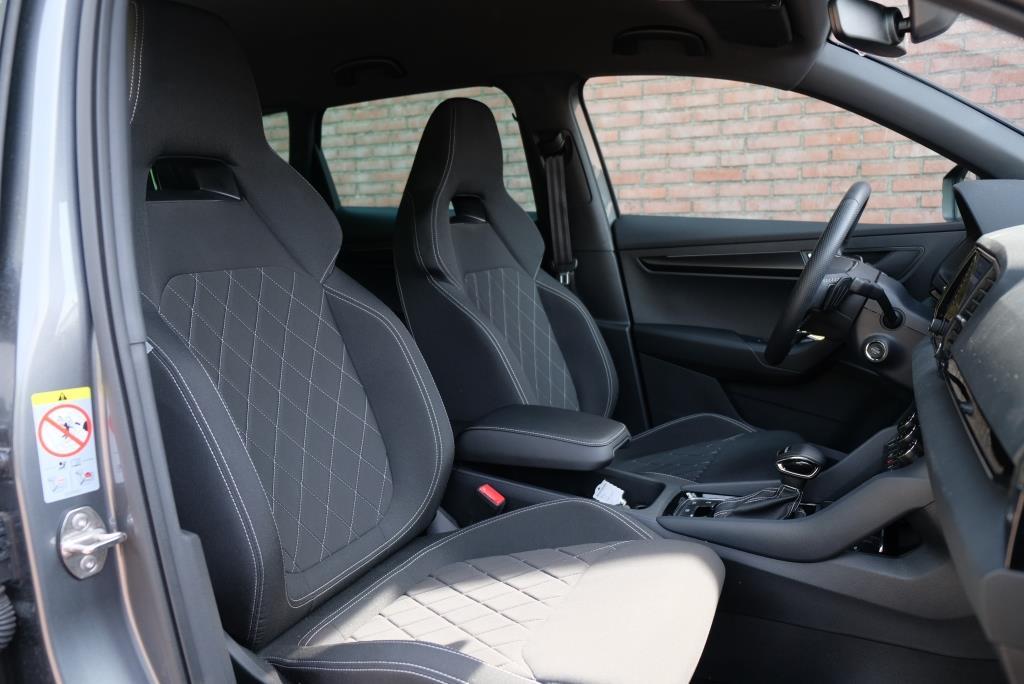 Skoda Karoq 1.5 TSi 150pk DSG Sportline | Navi | App Connect | Climate | Adaptive Cruise | Camera | Matrix LED | Elektrische Achterklep | Trekhaak afbeelding 4