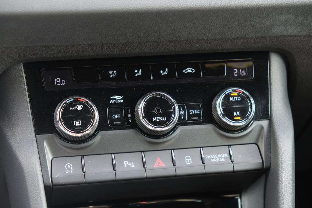 Skoda Karoq 1.5 TSi 150pk DSG Sportline | Navi | App Connect | Climate | Adaptive Cruise | Camera | Matrix LED | Elektrische Achterklep | Trekhaak afbeelding 22