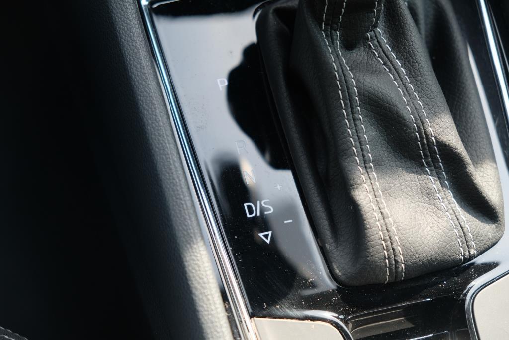 Skoda Karoq 1.5 TSi 150pk DSG Sportline | Navi | App Connect | Climate | Adaptive Cruise | Camera | Matrix LED | Elektrische Achterklep | Trekhaak afbeelding 24