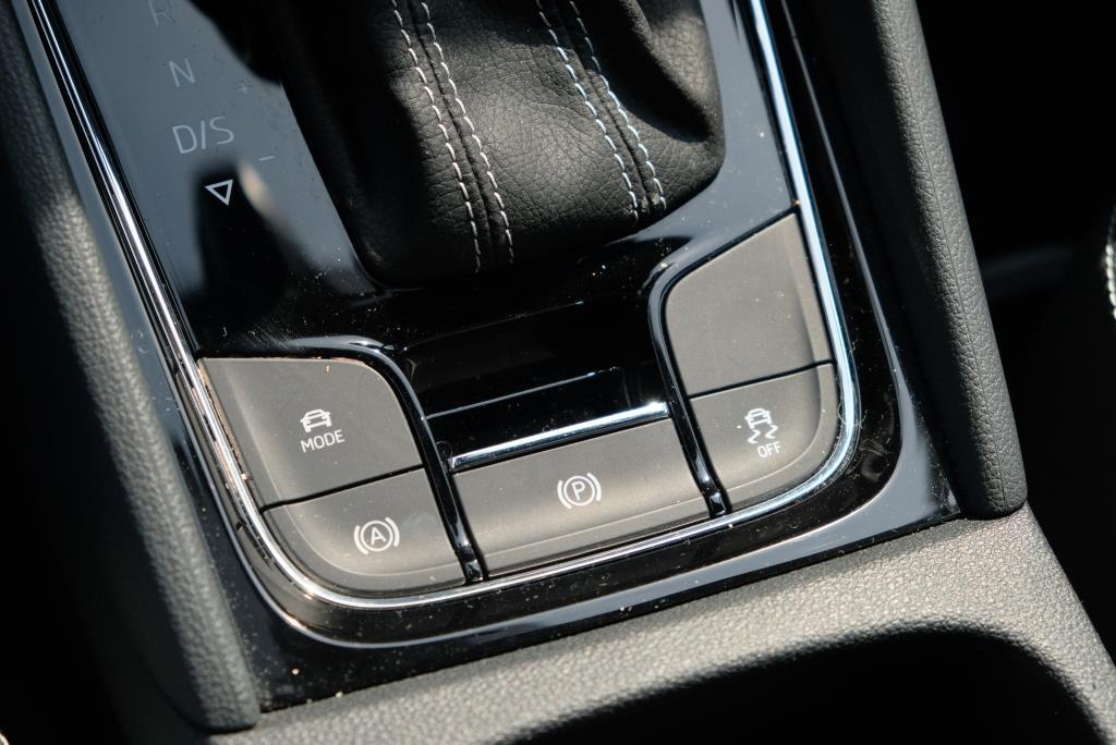 Skoda Karoq 1.5 TSi 150pk DSG Sportline | Navi | App Connect | Climate | Adaptive Cruise | Camera | Matrix LED | Elektrische Achterklep | Trekhaak afbeelding 25
