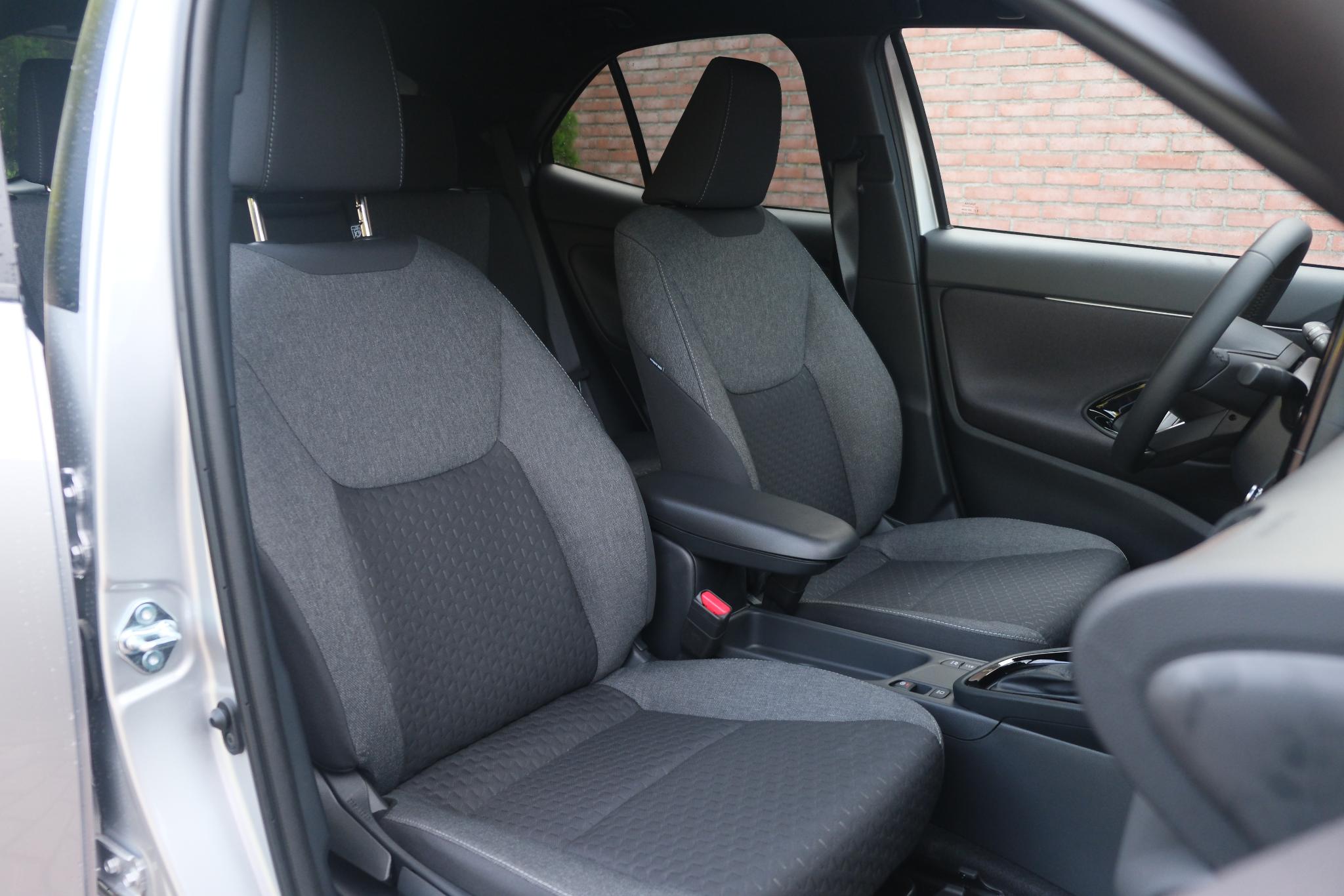 Toyota Yaris Cross 1.5 Hybrid 130pk CVT Teamplayer | App Connect | Climate | Adaptive Cruise | Full LED | Camera | Keyless | Blind Spot | Stoelverwarming afbeelding 4
