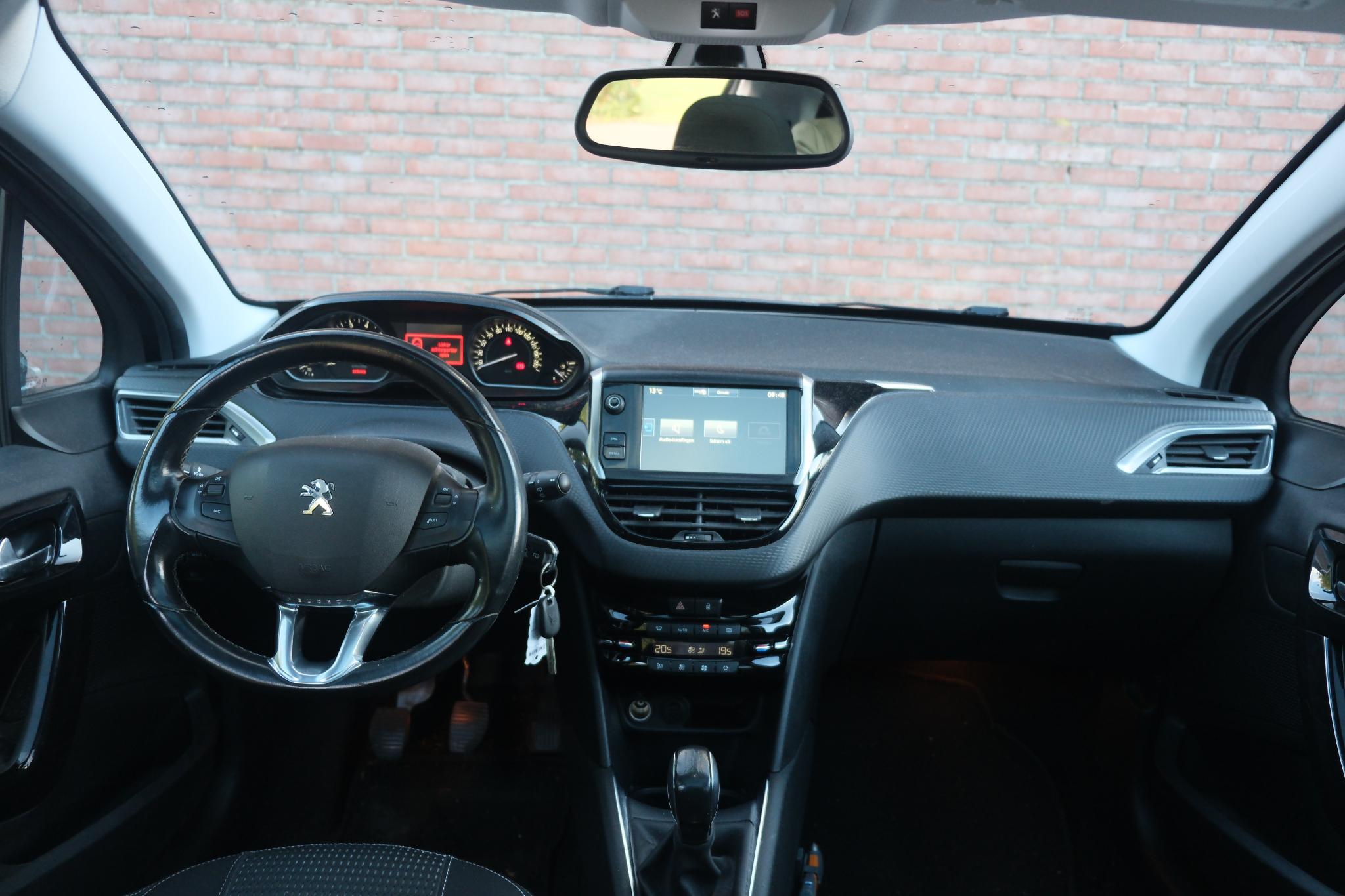 Peugeot 208 1.2 Turbo 110pk 5-drs Allure | Navi | App Connect | Climate | Cruise | Panoramadak | Camera | PDC afbeelding 10