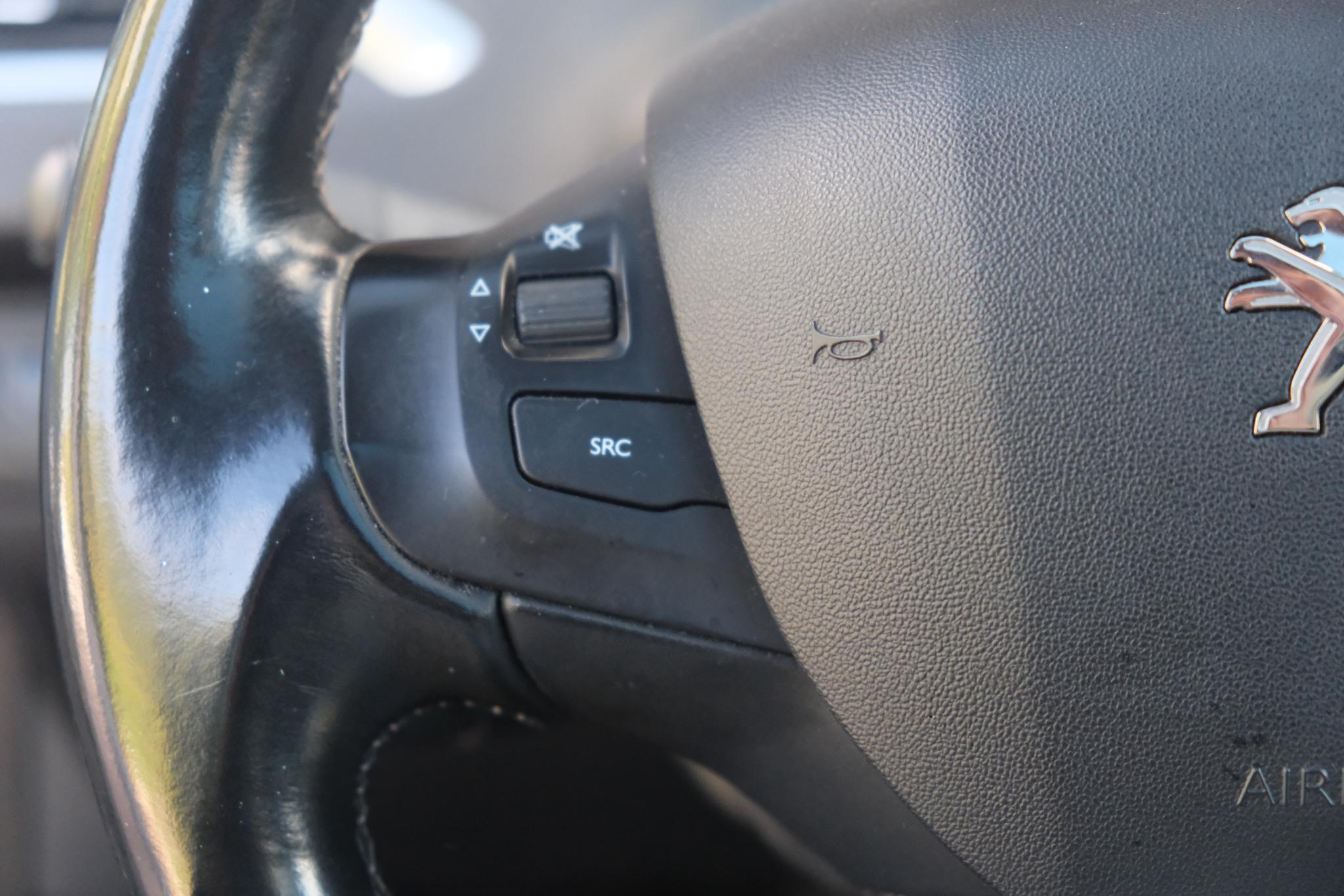 Peugeot 208 1.2 Turbo 110pk 5-drs Allure | Navi | App Connect | Climate | Cruise | Panoramadak | Camera | PDC afbeelding 13