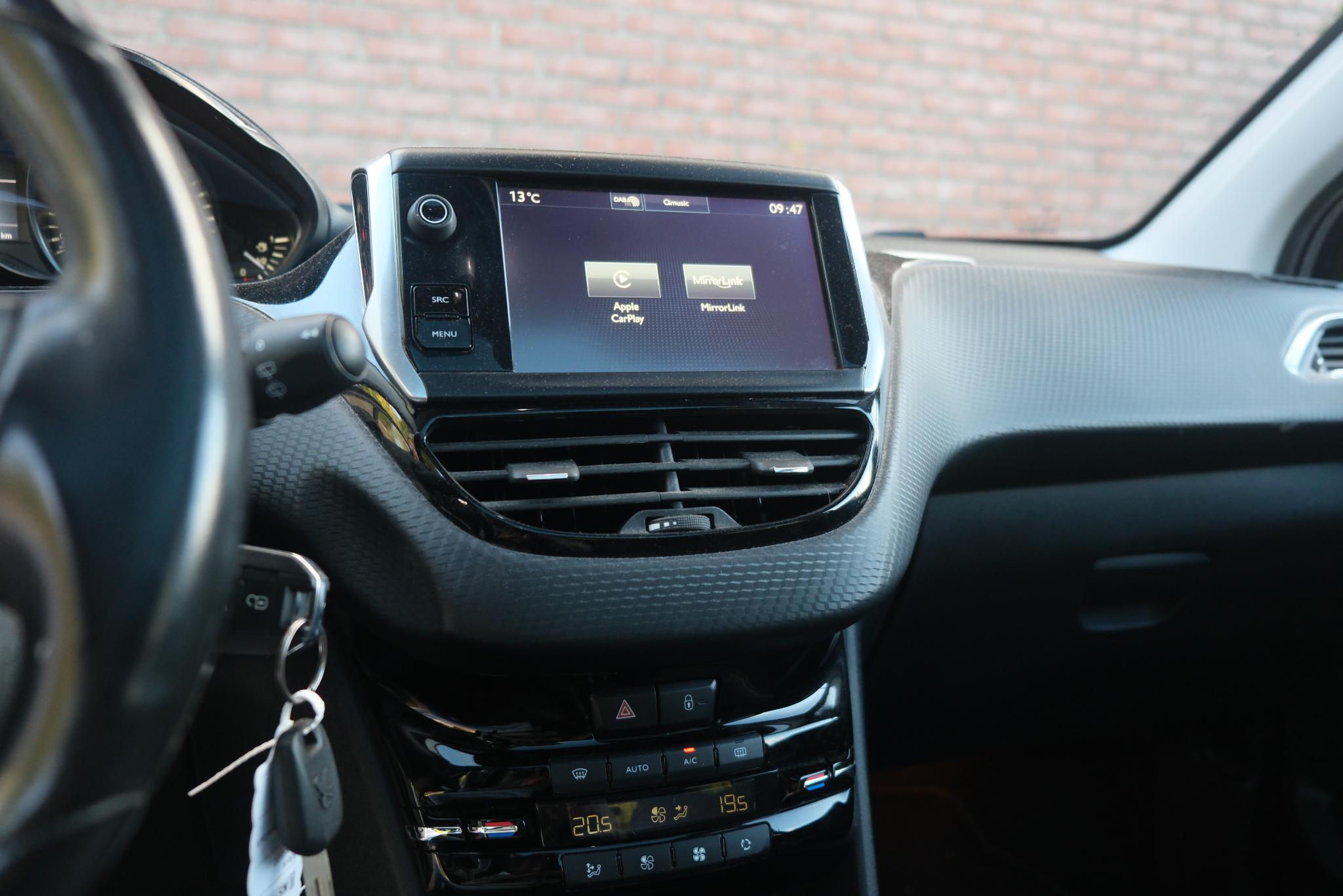 Peugeot 208 1.2 Turbo 110pk 5-drs Allure | Navi | App Connect | Climate | Cruise | Panoramadak | Camera | PDC afbeelding 16