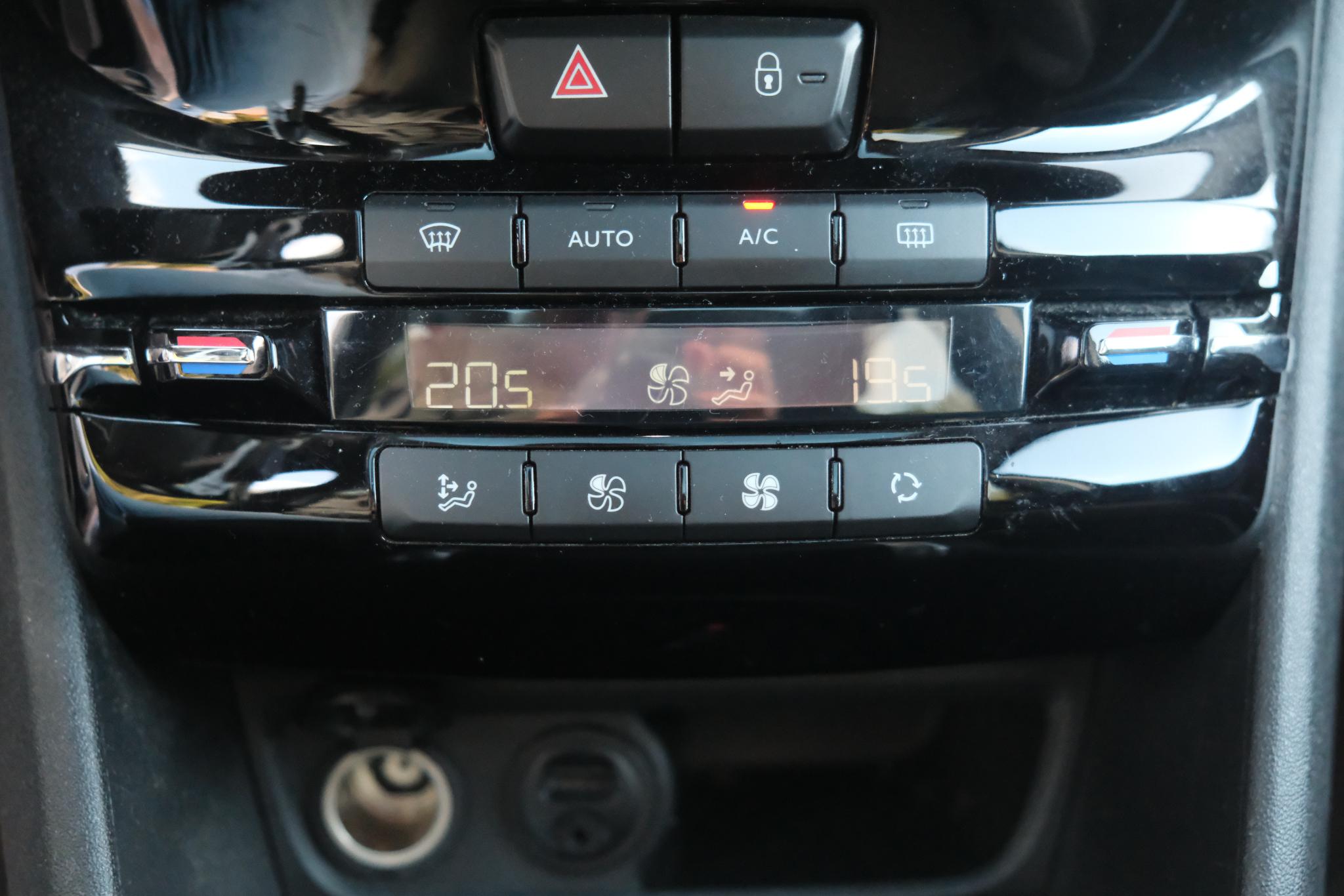 Peugeot 208 1.2 Turbo 110pk 5-drs Allure | Navi | App Connect | Climate | Cruise | Panoramadak | Camera | PDC afbeelding 22