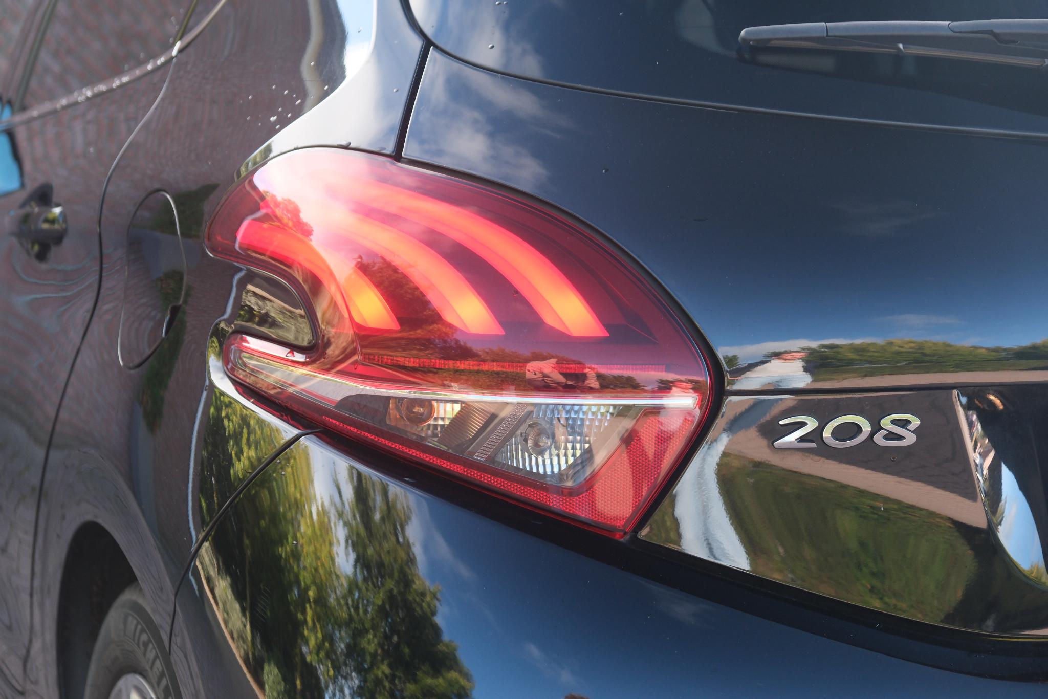 Peugeot 208 1.2 Turbo 110pk 5-drs Allure | Navi | App Connect | Climate | Cruise | Panoramadak | Camera | PDC afbeelding 26