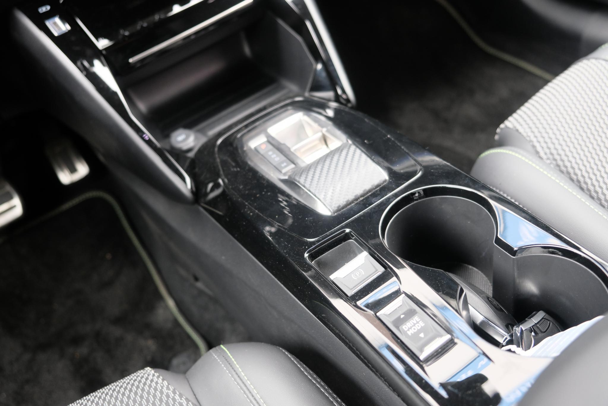 Peugeot 208 1.2 Hybrid 145pk e-DCS6 GT | Navi | App Connect | Climate | Adaptive Cruise | Keyless | Camera | Blind Spot | PDC afbeelding 13