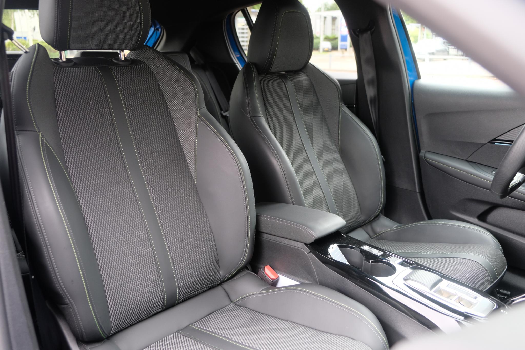 Peugeot 208 1.2 Hybrid 145pk e-DCS6 GT | Navi | App Connect | Climate | Adaptive Cruise | Keyless | Camera | Blind Spot | PDC afbeelding 9