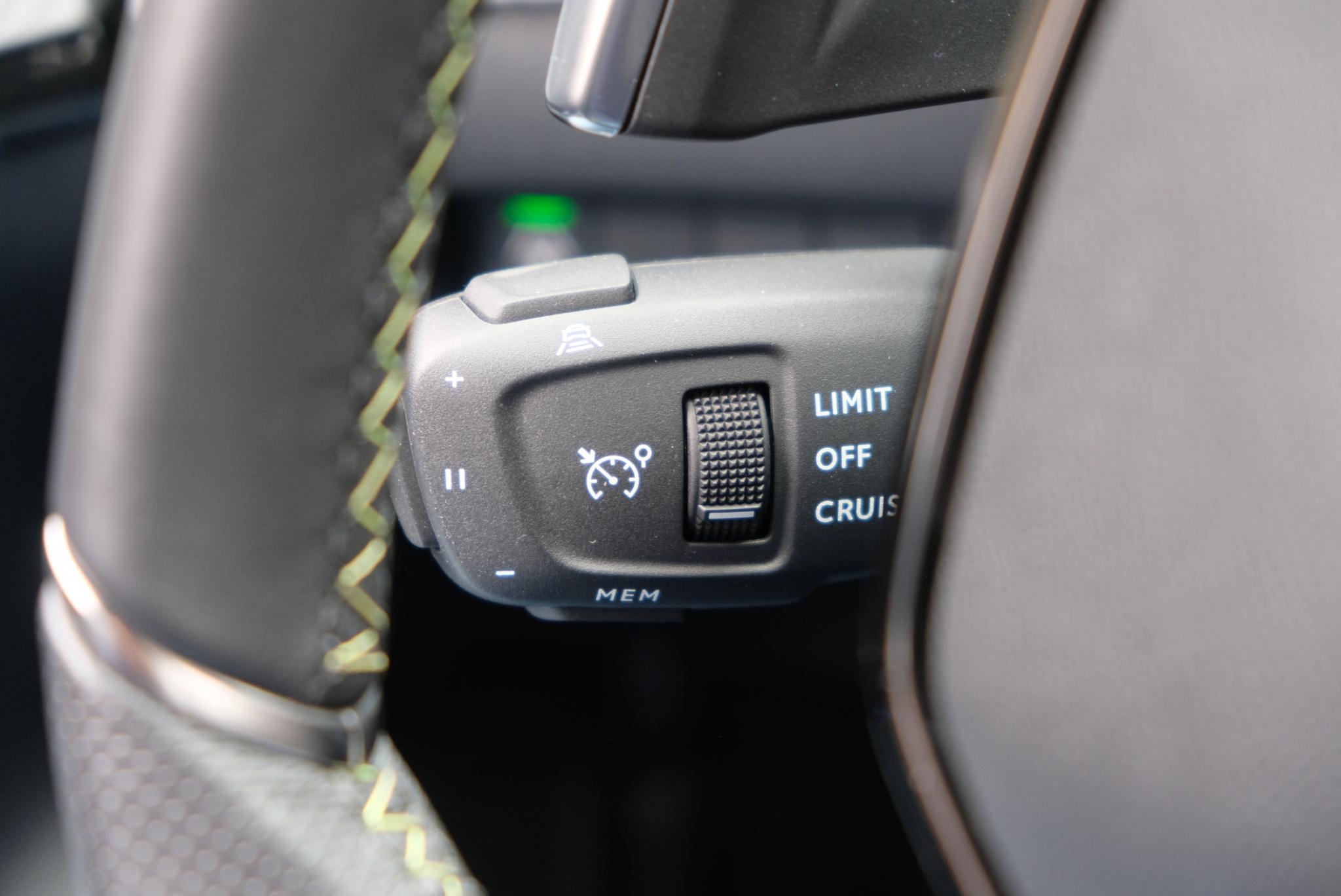 Peugeot 208 1.2 Hybrid 145pk e-DCS6 GT | Navi | App Connect | Climate | Adaptive Cruise | Keyless | Camera | Blind Spot | PDC afbeelding 24