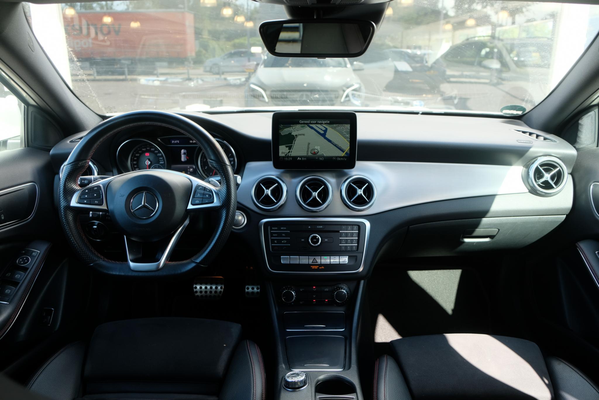 Mercedes-Benz GLA 180 122pk 7G-DCT Business Solution AMG | AMG Styling | Navi | Cruise | Panoramdak | Stoelverwarming | PDC afbeelding 2