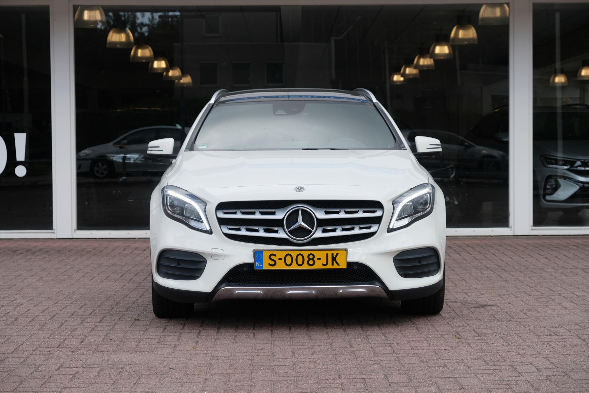 Mercedes-Benz GLA 180 122pk 7G-DCT Business Solution AMG | AMG Styling | Navi | Cruise | Panoramdak | Stoelverwarming | PDC afbeelding 3
