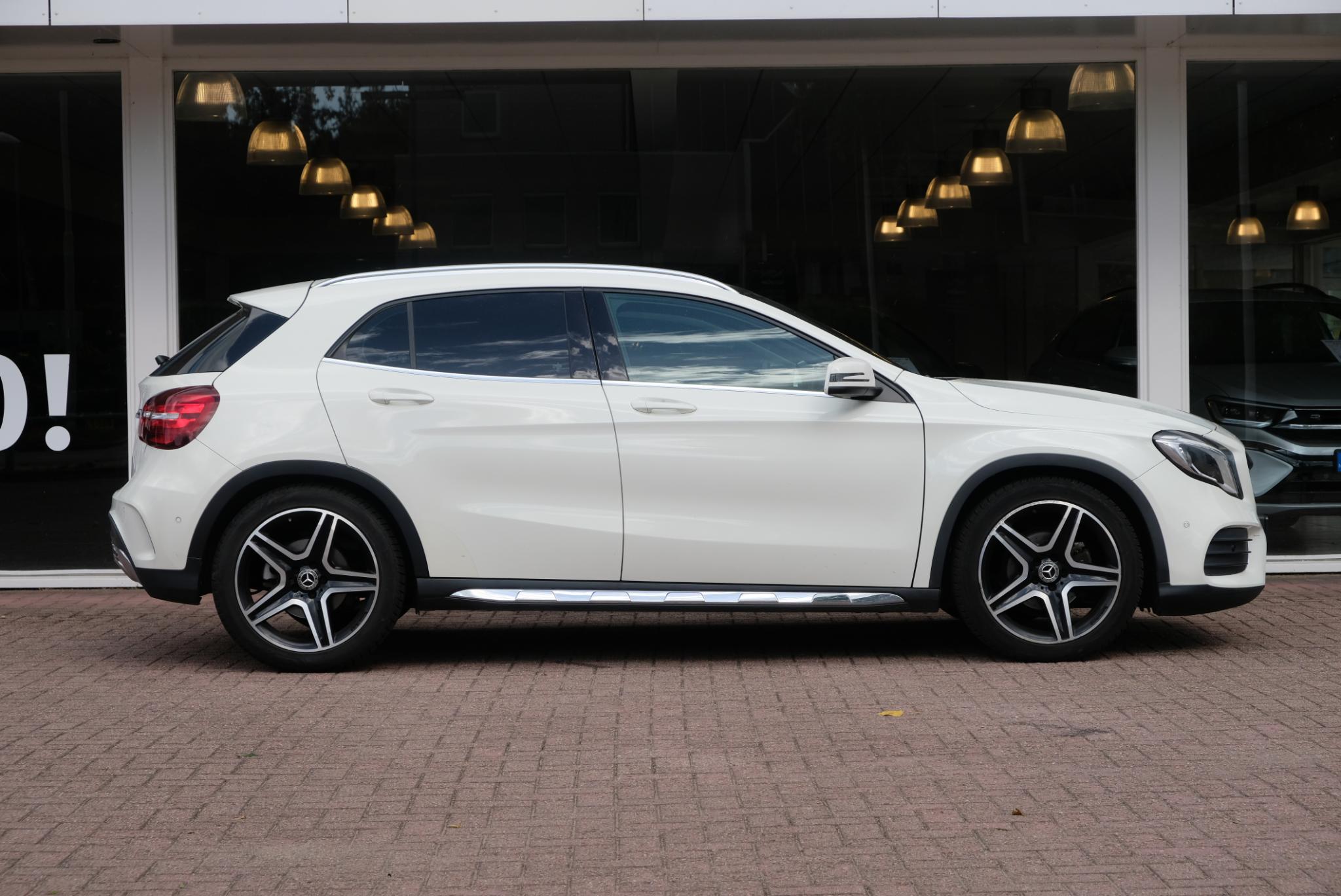 Mercedes-Benz GLA 180 122pk 7G-DCT Business Solution AMG | AMG Styling | Navi | Cruise | Panoramdak | Stoelverwarming | PDC afbeelding 4