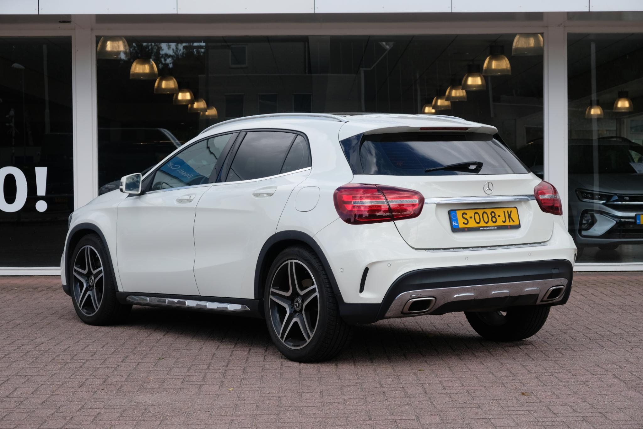Mercedes-Benz GLA 180 122pk 7G-DCT Business Solution AMG | AMG Styling | Navi | Cruise | Panoramdak | Stoelverwarming | PDC afbeelding 5