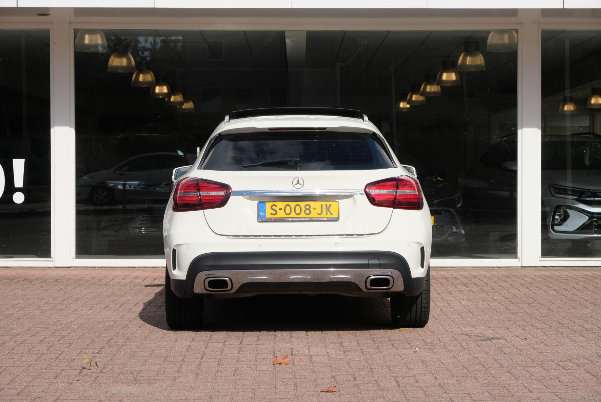 Mercedes-Benz GLA 180 122pk 7G-DCT Business Solution AMG | AMG Styling | Navi | Cruise | Panoramdak | Stoelverwarming | PDC afbeelding 6