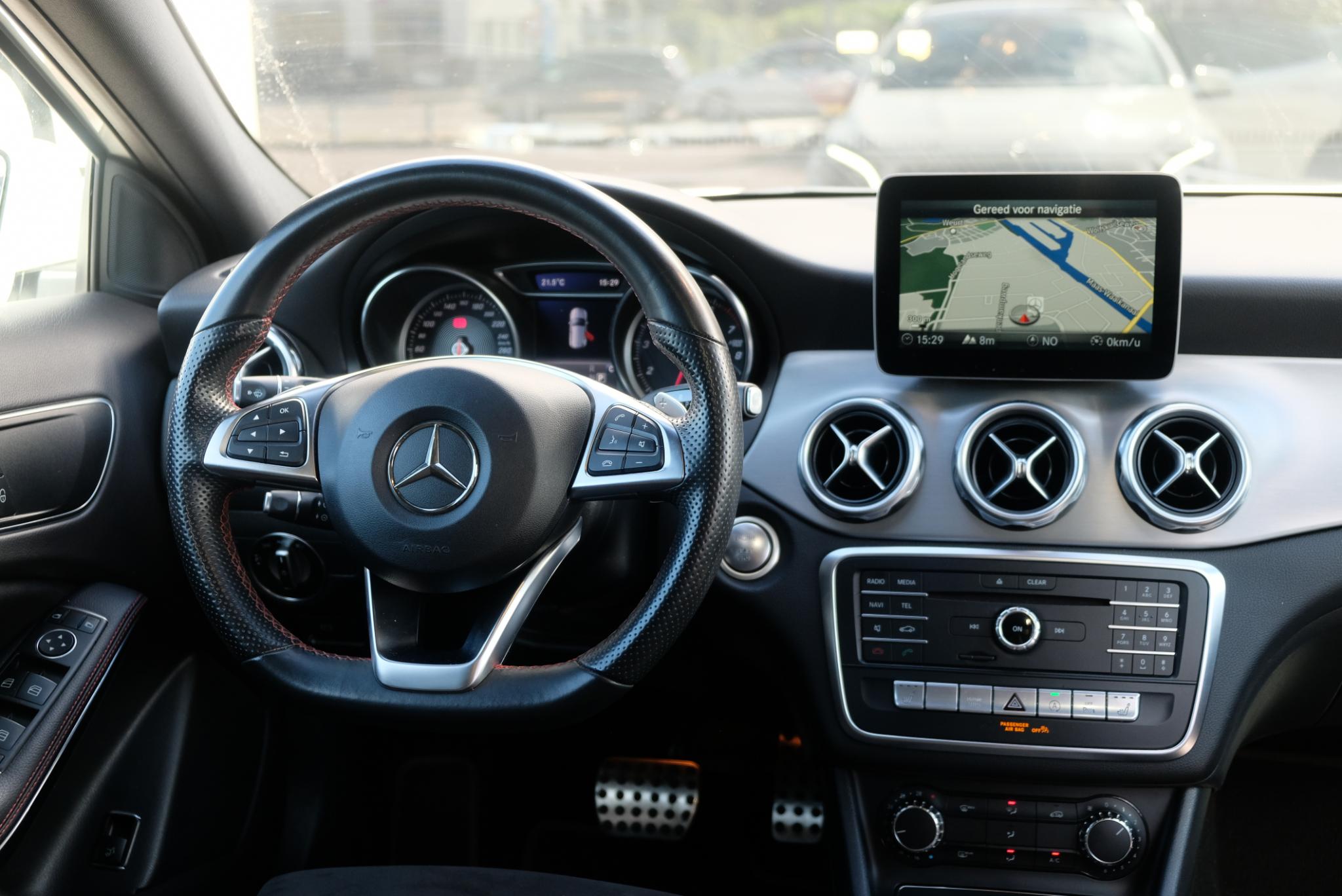 Mercedes-Benz GLA 180 122pk 7G-DCT Business Solution AMG | AMG Styling | Navi | Cruise | Panoramdak | Stoelverwarming | PDC afbeelding 8