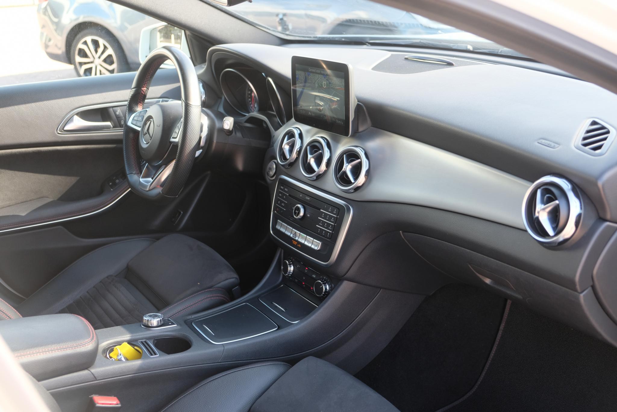 Mercedes-Benz GLA 180 122pk 7G-DCT Business Solution AMG | AMG Styling | Navi | Cruise | Panoramdak | Stoelverwarming | PDC afbeelding 9