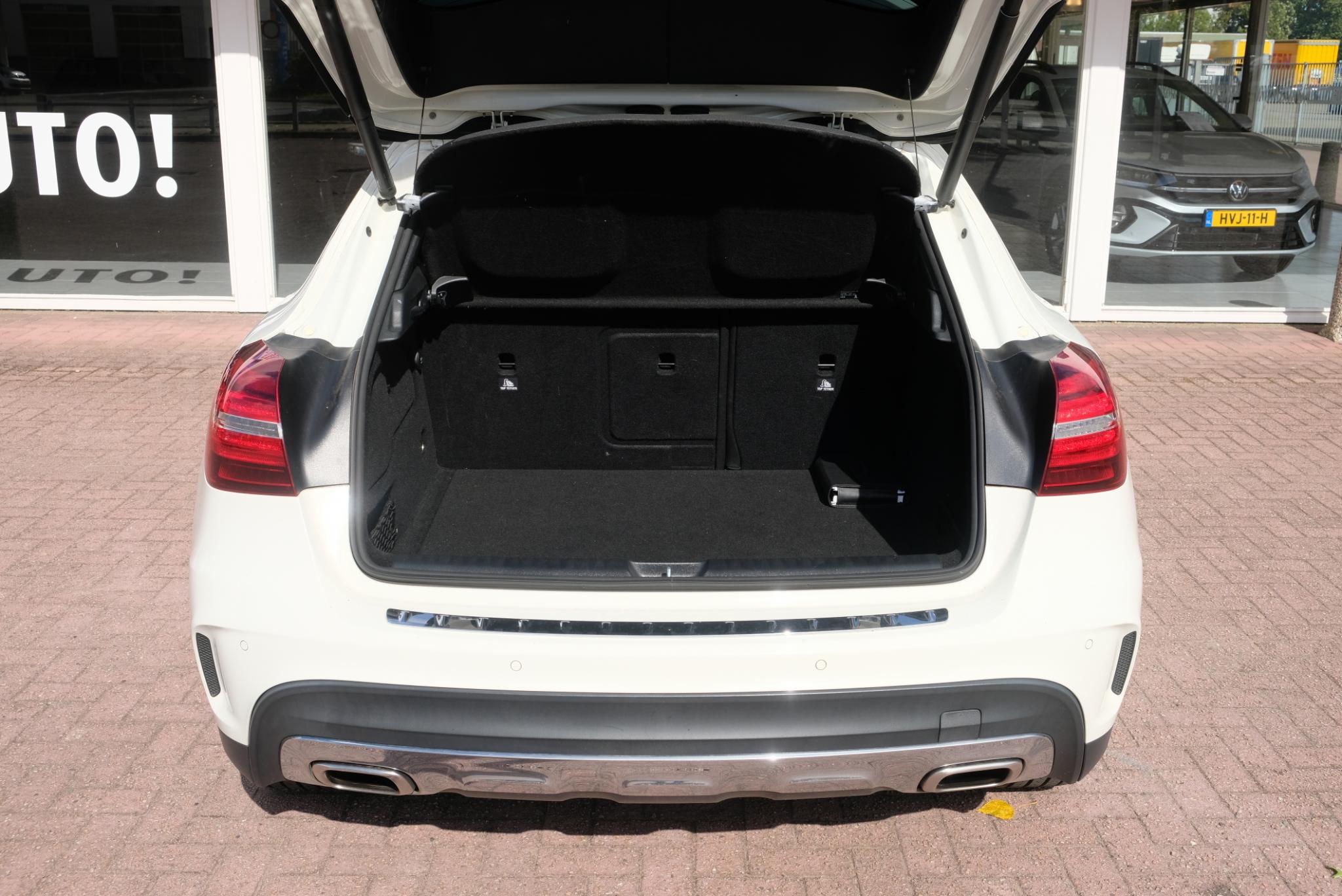 Mercedes-Benz GLA 180 122pk 7G-DCT Business Solution AMG | AMG Styling | Navi | Cruise | Panoramdak | Stoelverwarming | PDC afbeelding 28