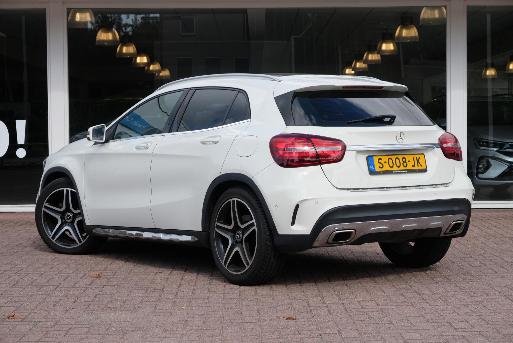 Mercedes-Benz GLA 180 122pk 7G-DCT Business Solution AMG | AMG Styling | Navi | Cruise | Panoramdak | Stoelverwarming | PDC afbeelding 30