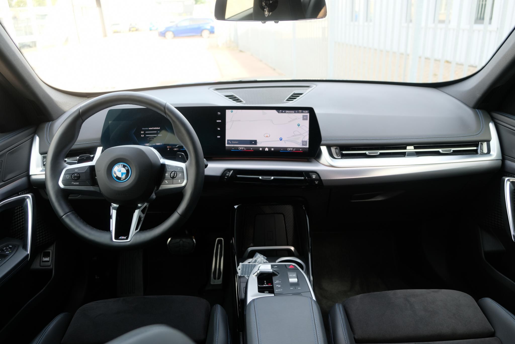 BMW X1 xDrive25e 245pk Aut. M Sport | Navi | Climate | Keyless | Camera | Alcatara | Elektrische Achterklep | Stoelverwarming | PDC afbeelding 2