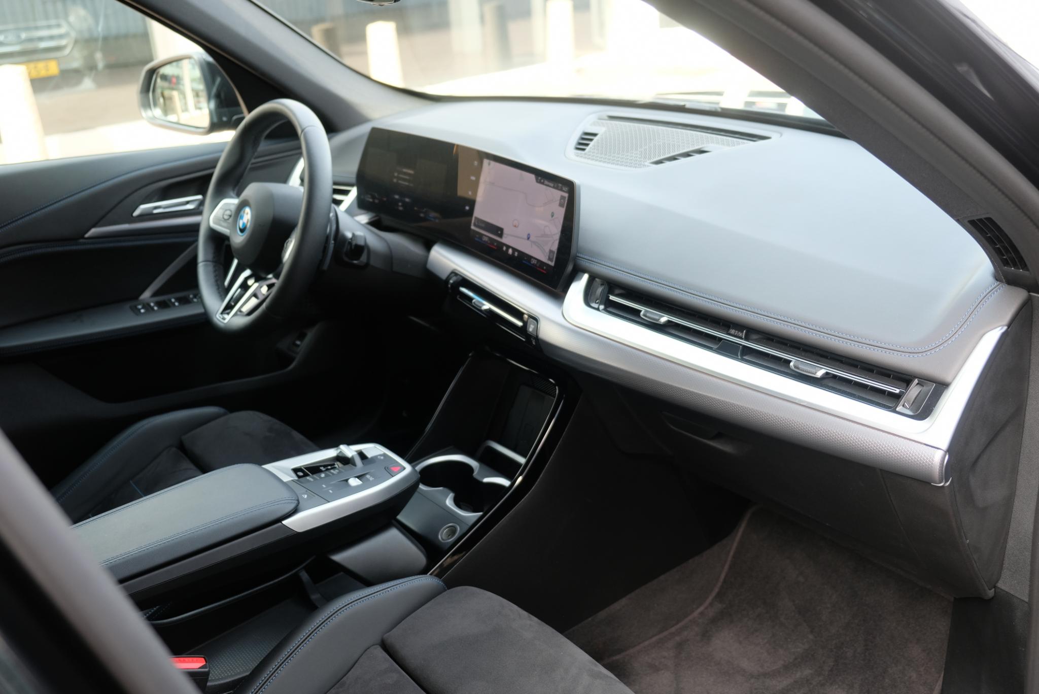 BMW X1 xDrive25e 245pk Aut. M Sport | Navi | Climate | Keyless | Camera | Alcatara | Elektrische Achterklep | Stoelverwarming | PDC afbeelding 9