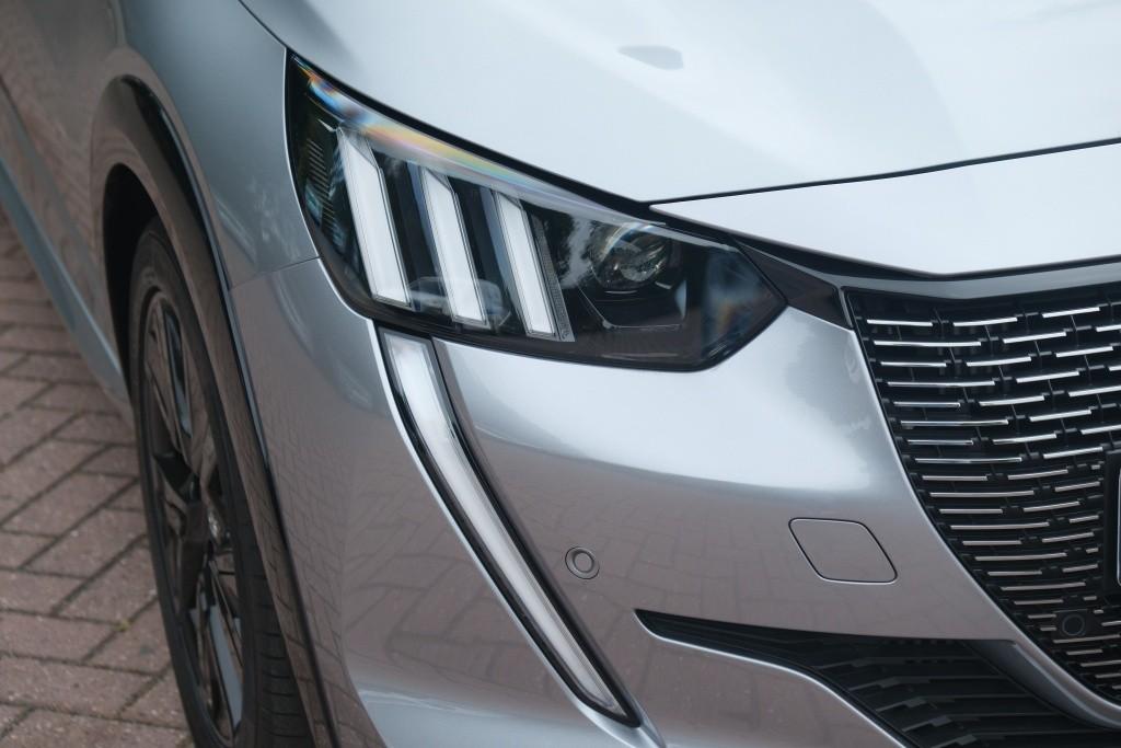 Peugeot 208 1.2 PureTech 100pk GT | Navi | Climate | Adaptive Cruise | Camera | Keyless | PDC afbeelding 2