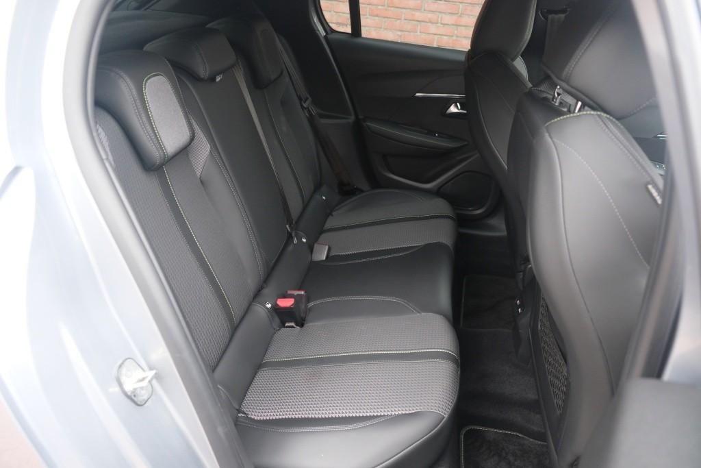 Peugeot 208 1.2 PureTech 100pk GT | Navi | Climate | Adaptive Cruise | Camera | Keyless | PDC afbeelding 3