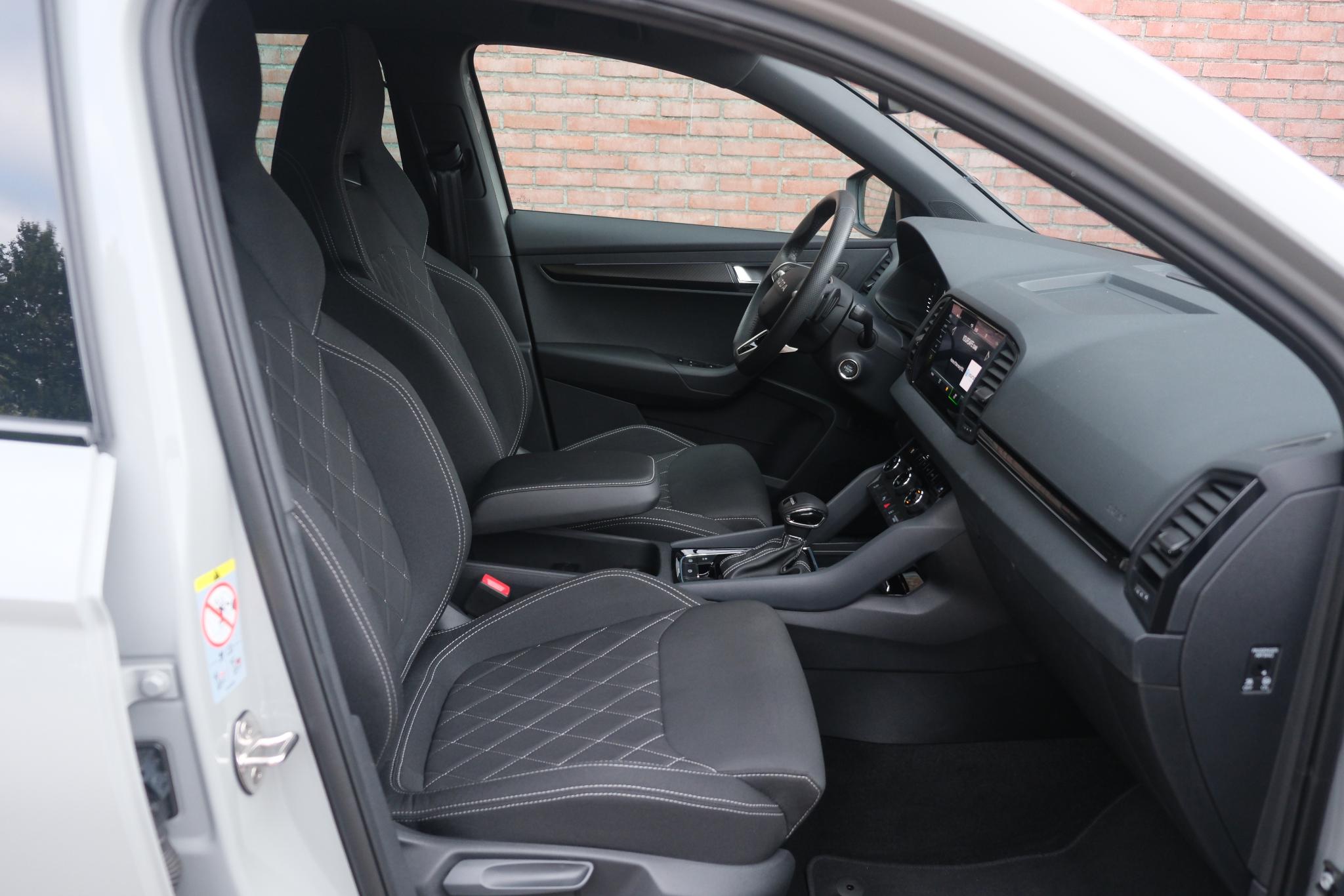 Skoda Karoq 1.5 TSi 150pk DSG Sportline | Navi | App Connect | Climate | Adaptive Cruise | Camera | Matrix LED | Elektrische Achterklep | Trekhaak afbeelding 4