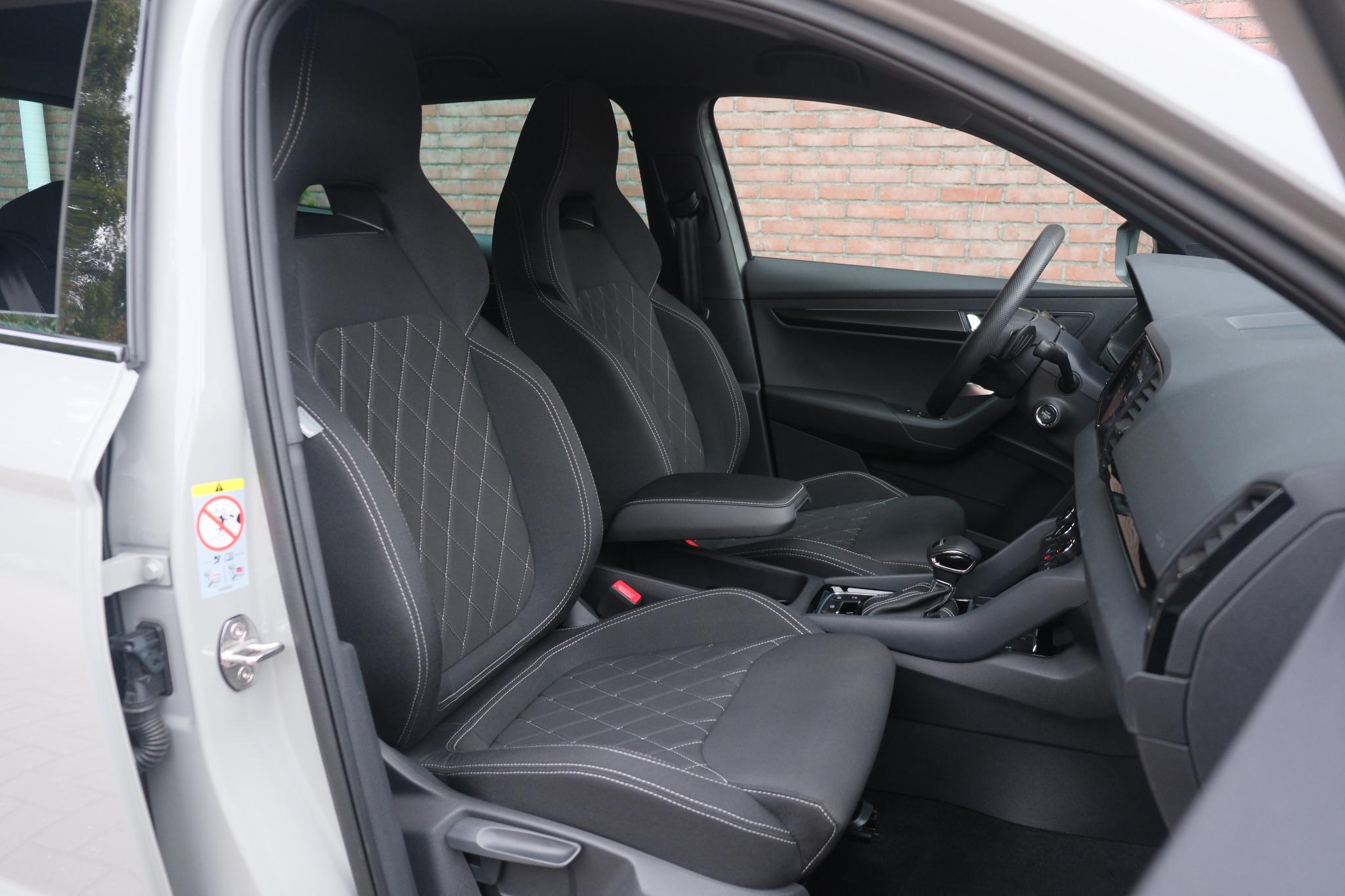 Skoda Karoq 1.5 TSi 150pk DSG Sportline | Navi | App Connect | Climate | Adaptive Cruise | Camera | Matrix LED | Elektrische Achterklep | Trekhaak afbeelding 6