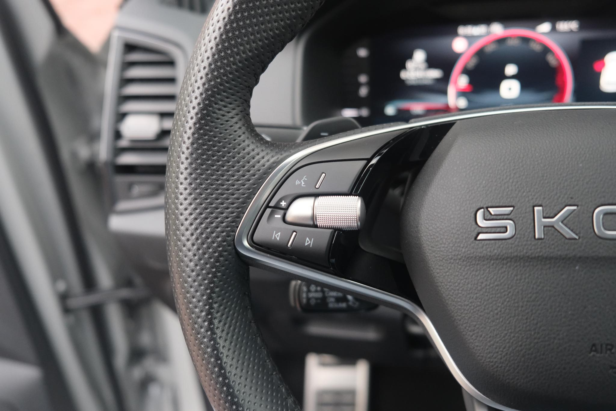 Skoda Karoq 1.5 TSi 150pk DSG Sportline | Navi | App Connect | Climate | Adaptive Cruise | Camera | Matrix LED | Elektrische Achterklep | Trekhaak afbeelding 9