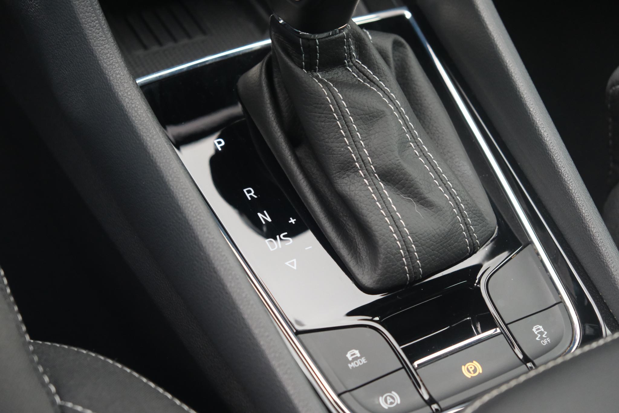 Skoda Karoq 1.5 TSi 150pk DSG Sportline | Navi | App Connect | Climate | Adaptive Cruise | Camera | Matrix LED | Elektrische Achterklep | Trekhaak afbeelding 25