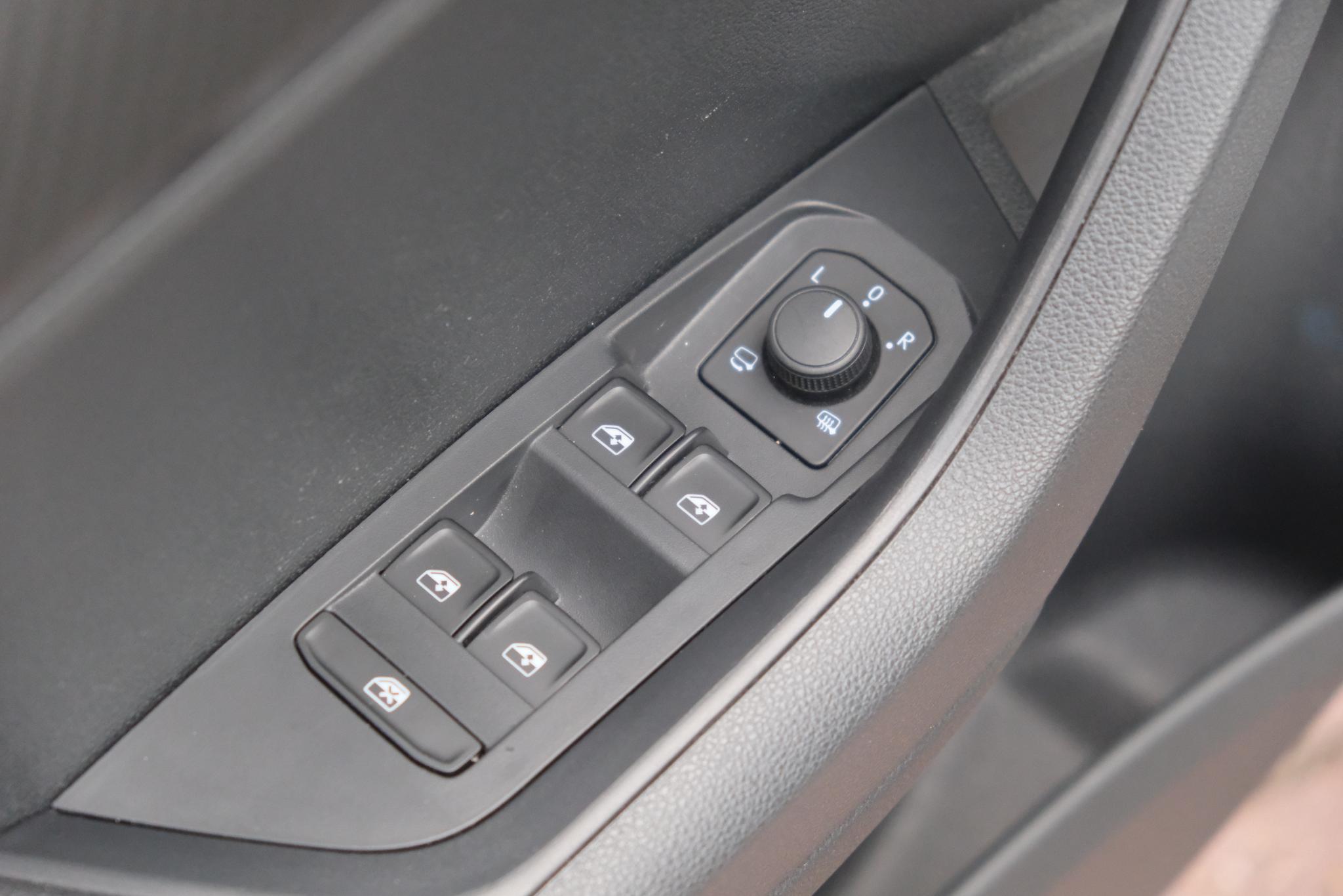 Skoda Karoq 1.5 TSi 150pk DSG Sportline | Navi | App Connect | Climate | Adaptive Cruise | Camera | Matrix LED | Elektrische Achterklep | Trekhaak afbeelding 26