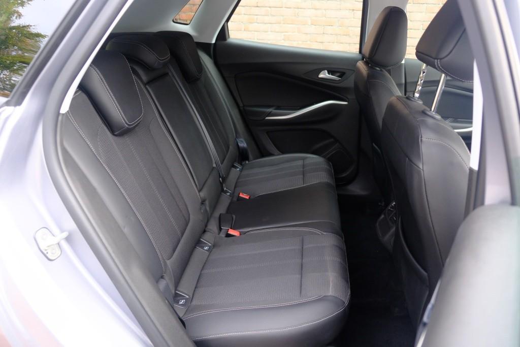 Opel Grandland 1.2 Turbo 130pk GS | Navi | App Connect | Climate | Cruise | Camera | Blind Spot | Winter Pakket afbeelding 10