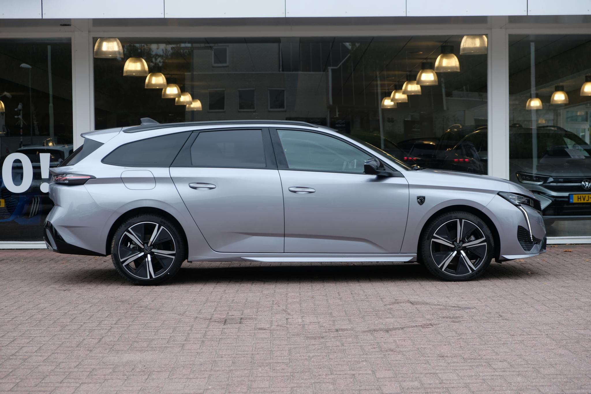 Peugeot 308 SW 1.2 PureTech 130pk EAT8 GT | Navi | App Connect | Climate | Adaptive Cruise | Camera | Keyless | PDC | 18" velgen afbeelding 4