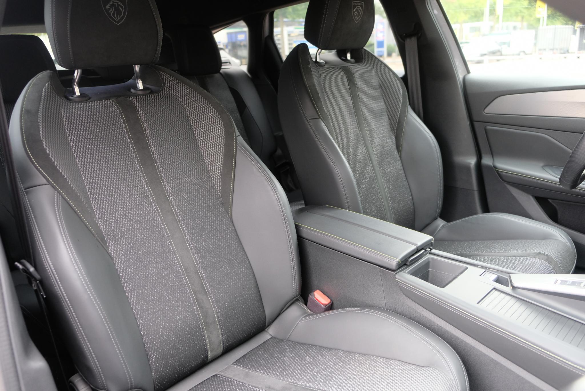 Peugeot 308 SW 1.2 PureTech 130pk EAT8 GT | Navi | App Connect | Climate | Adaptive Cruise | Camera | Keyless | PDC | 18" velgen afbeelding 9