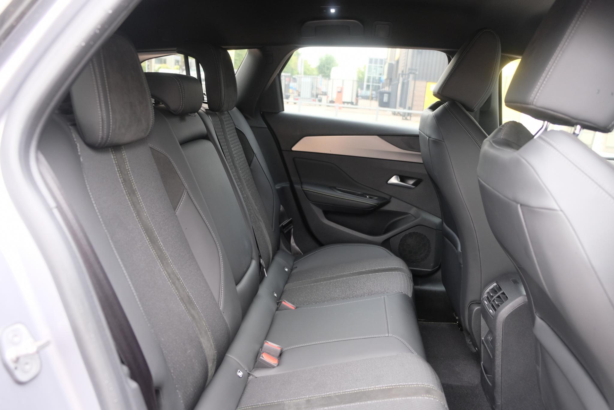 Peugeot 308 SW 1.2 PureTech 130pk EAT8 GT | Navi | App Connect | Climate | Adaptive Cruise | Camera | Keyless | PDC | 18" velgen afbeelding 10