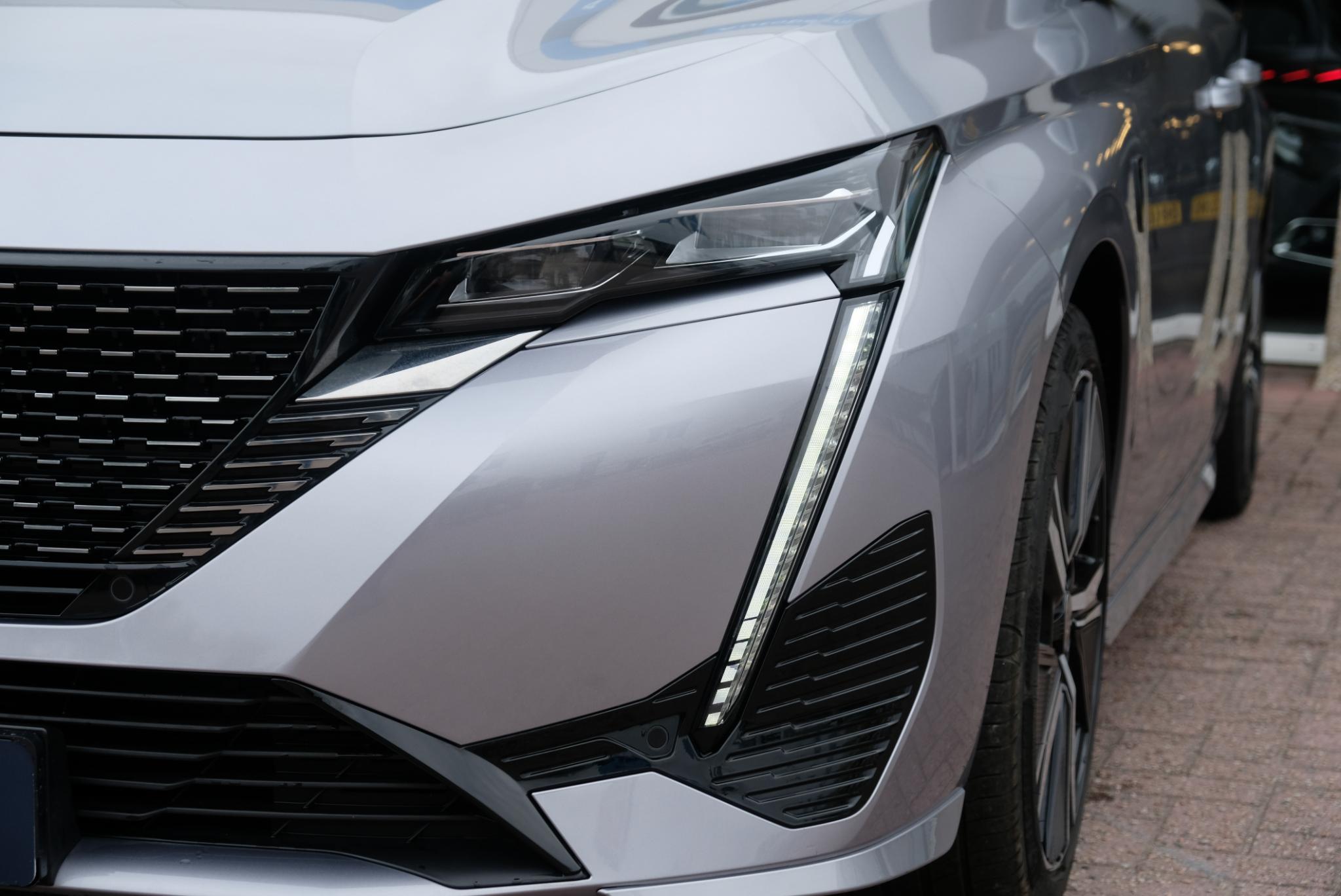 Peugeot 308 SW 1.2 PureTech 130pk EAT8 GT | Navi | App Connect | Climate | Adaptive Cruise | Camera | Keyless | PDC | 18" velgen afbeelding 23