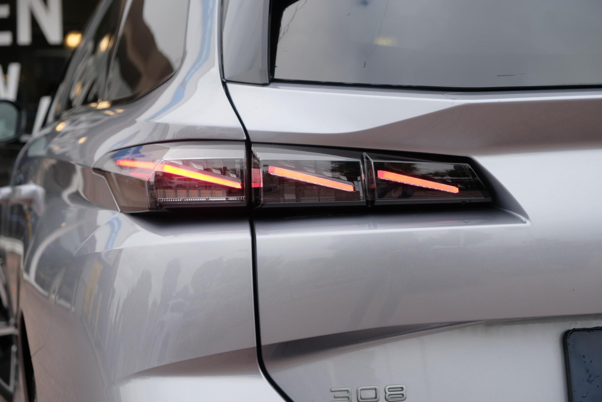 Peugeot 308 SW 1.2 PureTech 130pk EAT8 GT | Navi | App Connect | Climate | Adaptive Cruise | Camera | Keyless | PDC | 18" velgen afbeelding 24