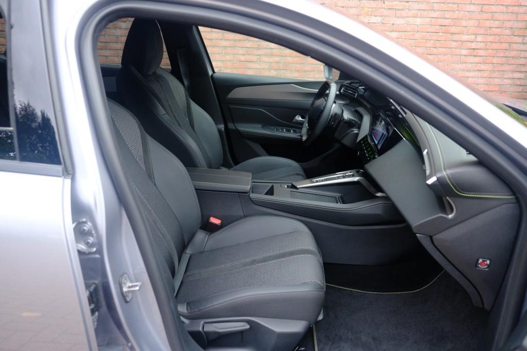 Peugeot 308 SW 1.2 PureTech 130pk EAT8 GT | Navi | App Connect | Climate | Adaptive Cruise | Camera | Keyless | PDC | 18" velgen afbeelding 4