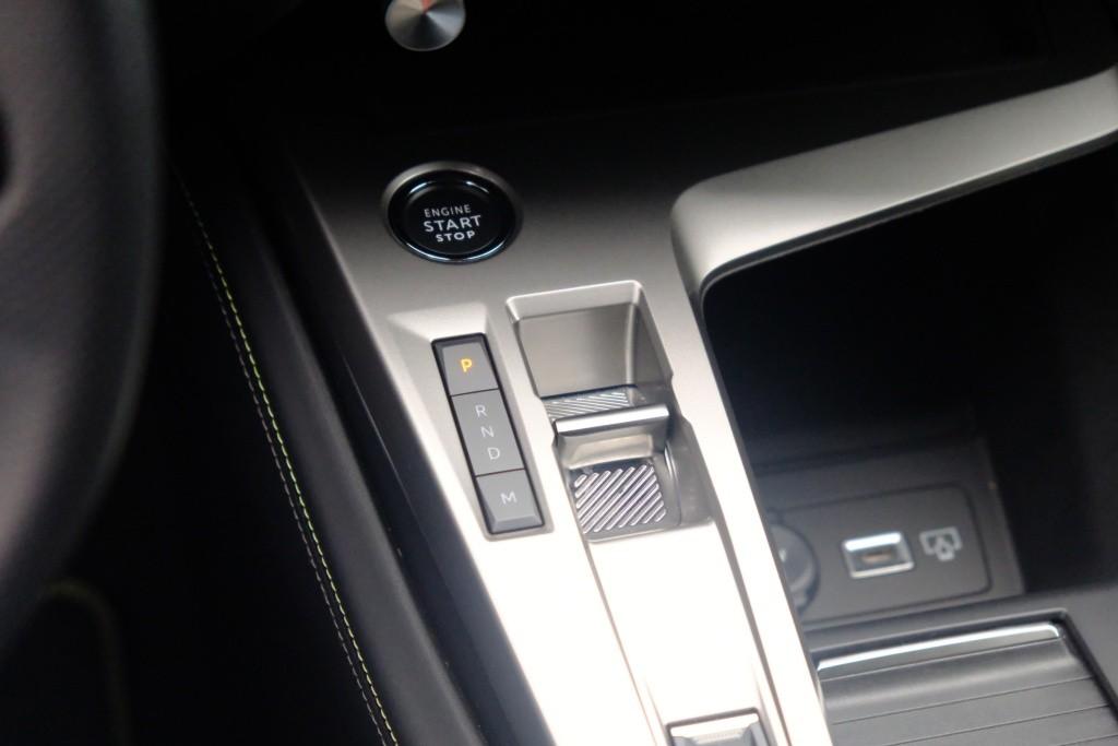 Peugeot 308 SW 1.2 PureTech 130pk EAT8 GT | Navi | App Connect | Climate | Adaptive Cruise | Camera | Keyless | PDC | 18" velgen afbeelding 23