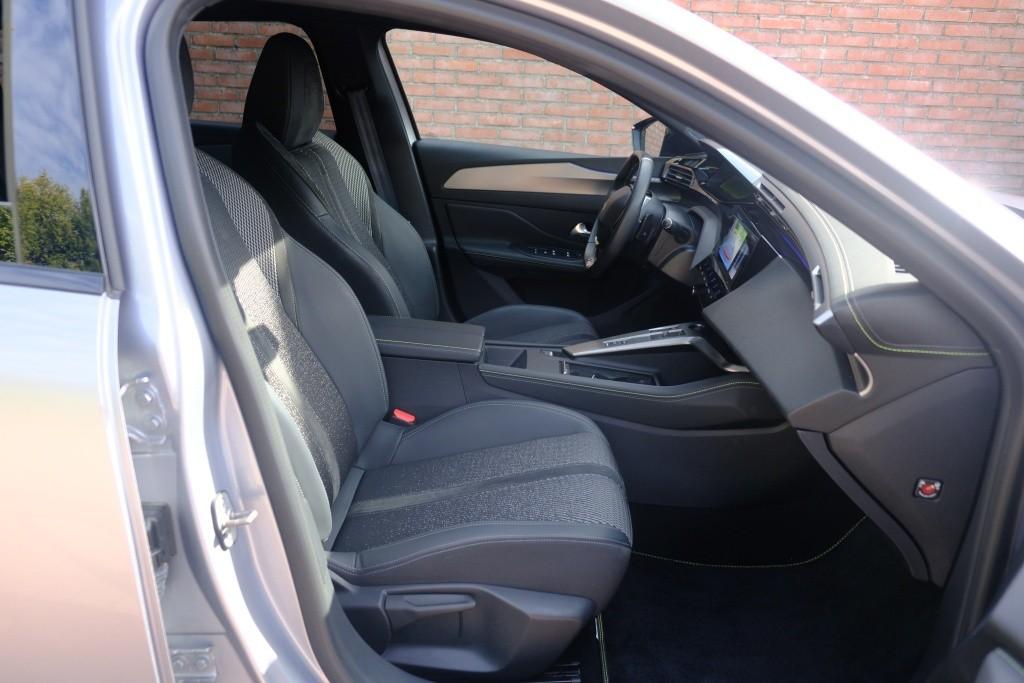 Peugeot 308 SW 1.2 PureTech 130pk EAT8 GT | Navi | App Connect | Climate | Adaptive Cruise | Camera | Keyless | PDC | 18" velgen afbeelding 4