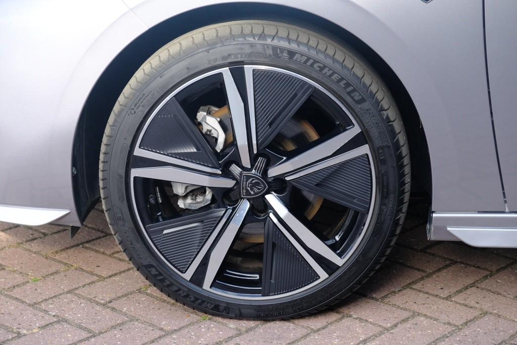 Peugeot 308 SW 1.2 PureTech 130pk EAT8 GT | Navi | App Connect | Climate | Adaptive Cruise | Camera | Keyless | PDC | 18" velgen afbeelding 25