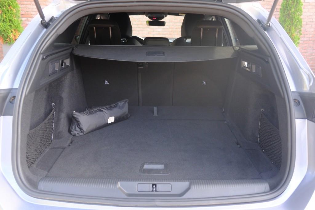 Peugeot 308 SW 1.2 PureTech 130pk EAT8 GT | Navi | App Connect | Climate | Adaptive Cruise | Camera | Keyless | PDC | 18" velgen afbeelding 28