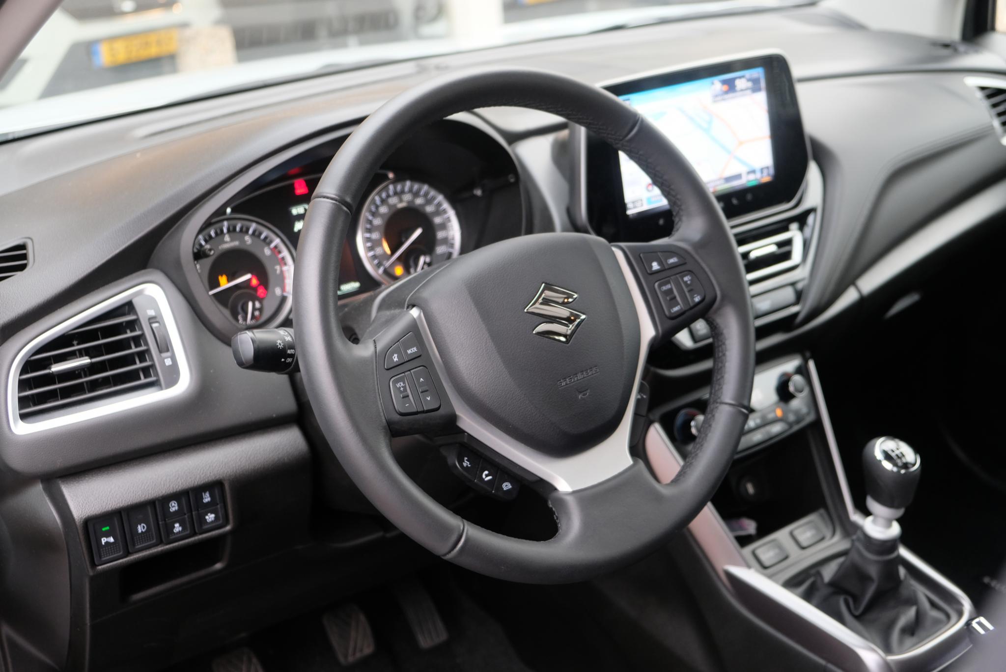 Suzuki S-Cross 1.4 Boosterjet 130pk Style Smart Hybrid | Navi | App Connect | Climate | Adaptive Cruise | Panoramadak | 360° Camera | Keyless | Blind Spot afbeelding 18