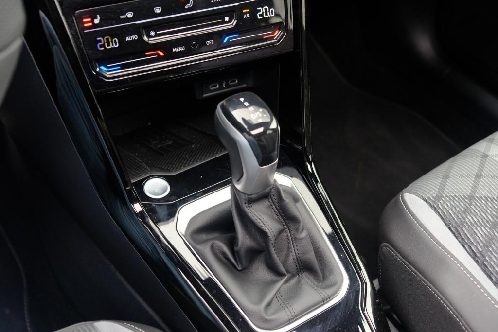 Volkswagen T-Roc 1.5 TSi 150pk DSG R-Line Black Edition | Black Style | App Connect | Panoramadak | Camera | Keyless | Elektrische Achterklep | Matrix LED | Winter Pakket afbeelding 24