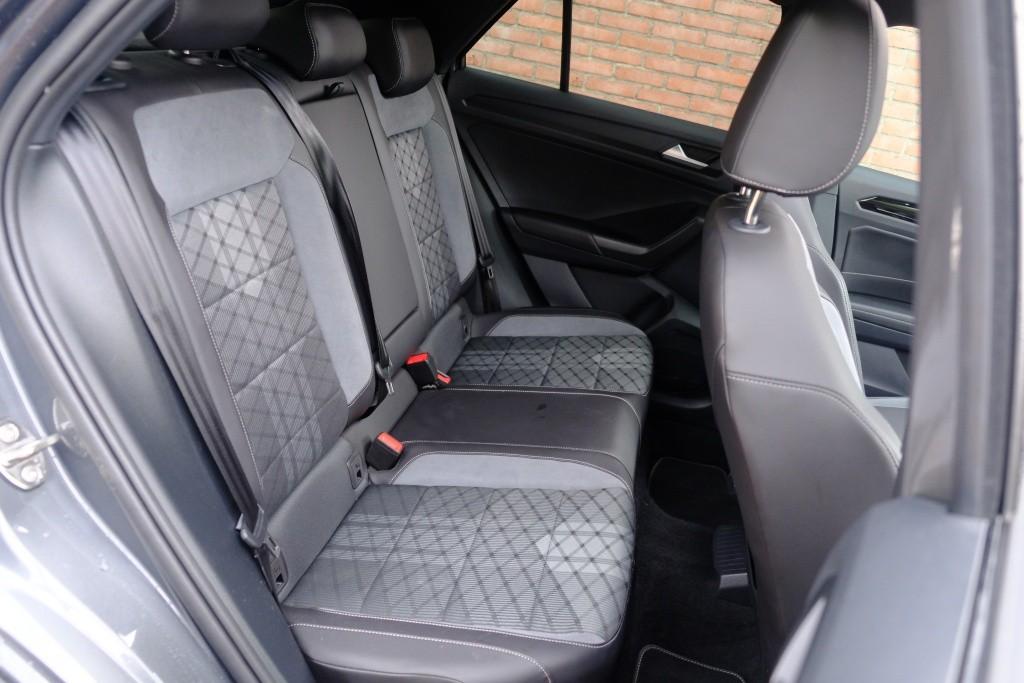 Volkswagen T-Roc 1.5 TSi 150pk DSG R-Line Black Edition | Black Style | App Connect | Panoramadak | Camera | Keyless | Elektrische Achterklep | Matrix LED | Winter Pakket afbeelding 3