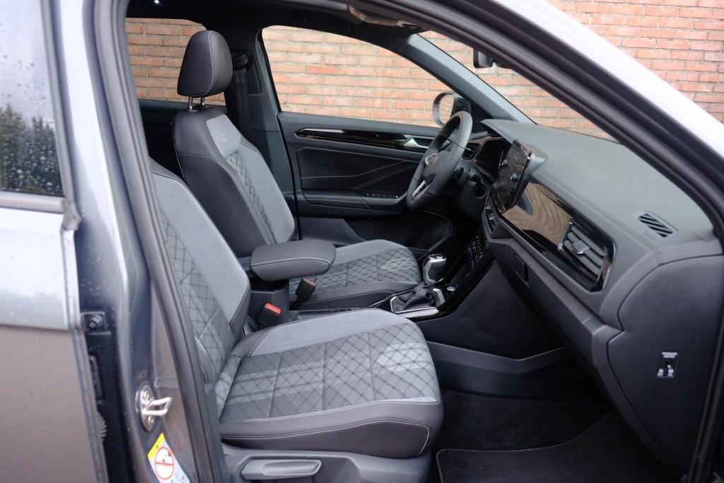 Volkswagen T-Roc 1.5 TSi 150pk DSG R-Line Black Edition | Black Style | App Connect | Panoramadak | Camera | Keyless | Elektrische Achterklep | Matrix LED | Winter Pakket afbeelding 4