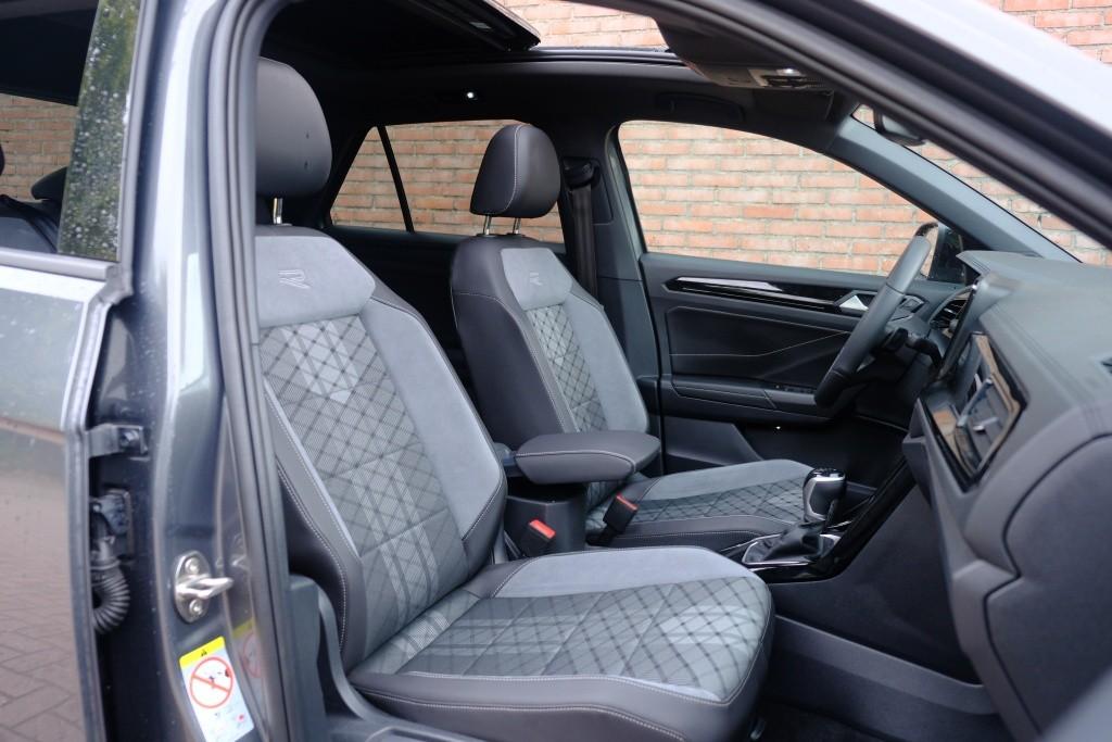 Volkswagen T-Roc 1.5 TSi 150pk DSG R-Line Black Edition | Black Style | App Connect | Panoramadak | Camera | Keyless | Elektrische Achterklep | Matrix LED | Winter Pakket afbeelding 7